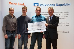 Das Boxenstopp-Team bei der Scheckübergabe in der Volksbank Nagoldtal zusammen mit Vorstandsmitglied Ralf Haller.